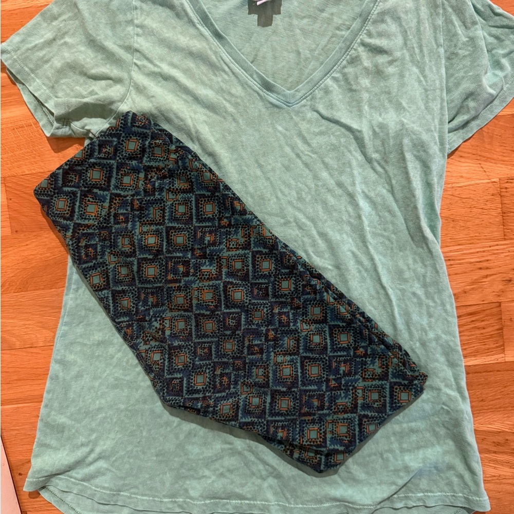 LuLaRoe Mint Green V-Neck Top one size leggings like new